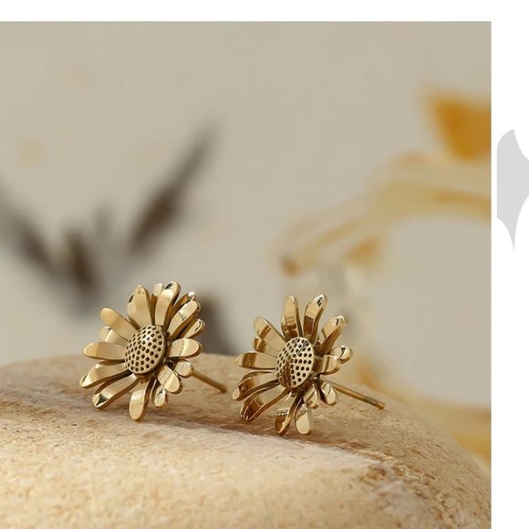 New 18K Gold Plated Daisy Flower Stud Earrings - Picture 3 of 6